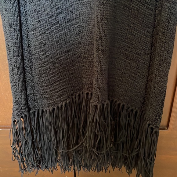 Scoop NYC sleeveless fringed knit sweater in black - Picture 5 of 11